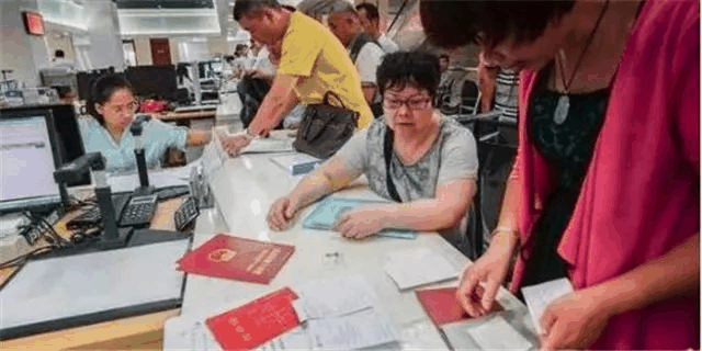 房產證已不再實行，以不動產權證為準！住宅70年，公寓40年，商業(yè)40年，到期后可以續(xù)期，不需申請，無前置條件，更不影響交