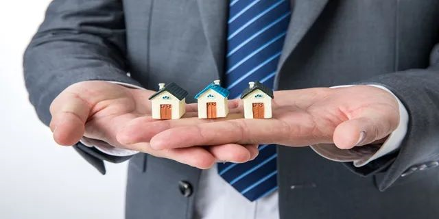 住宅70年，公寓40年，別墅50年，商業(yè)40年，到期后可以續(xù)期，不需申請(qǐng)，無(wú)前置條件，更不影響交易！