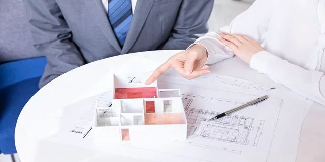 住宅70年，公寓40年，別墅50年，商業(yè)40年，到期后可以續(xù)期，不需申請(qǐng)，無(wú)前置條件，更不影響交易！