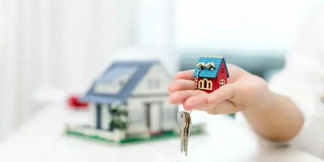 別人看房，你也在看房；別人交定金了，你還在看；別人準備換房了，你還在看...