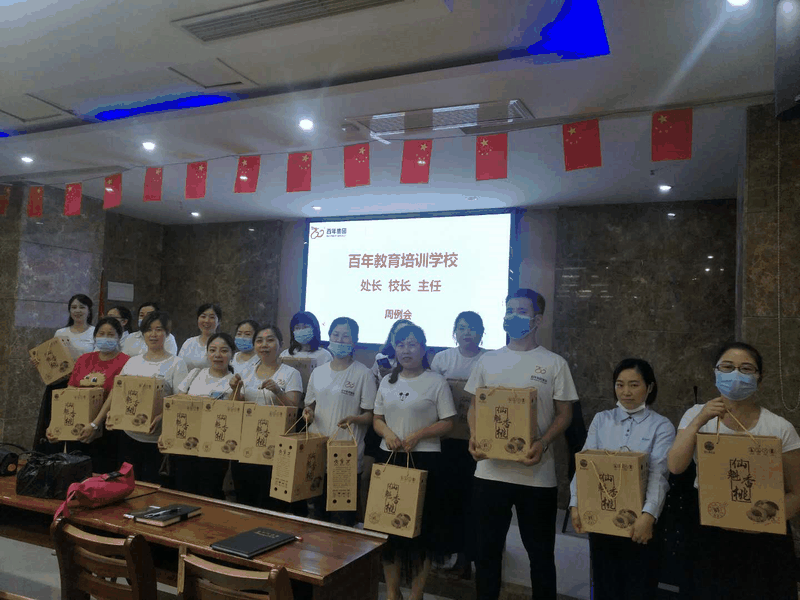 百年集團為主管以上管理人員發(fā)放福利，充分彰顯“做受尊敬的百年人”的價值觀