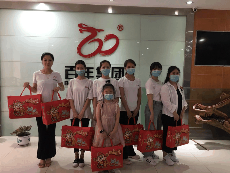 百年集團(tuán)為員工子女發(fā)放“六一”禮物，祝愿所有的孩子兒童節(jié)快樂！