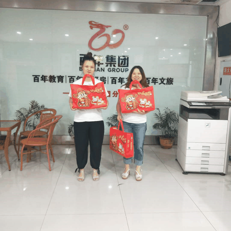 百年集團(tuán)為員工子女發(fā)放“六一”禮物，祝愿所有的孩子兒童節(jié)快樂！