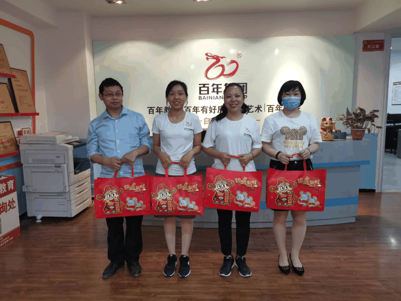 百年集團(tuán)為員工子女發(fā)放“六一”禮物，祝愿所有的孩子兒童節(jié)快樂！