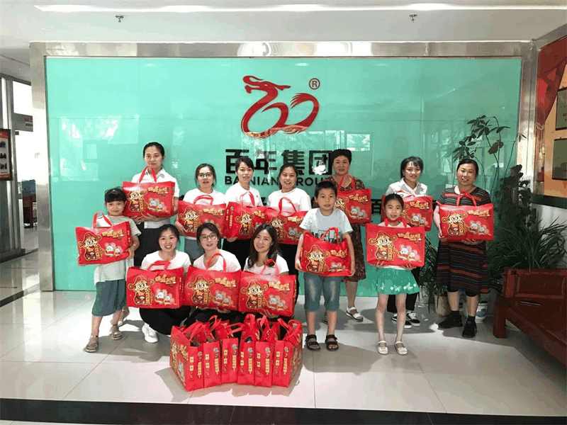 百年集團(tuán)為員工子女發(fā)放“六一”禮物，祝愿所有的孩子兒童節(jié)快樂！