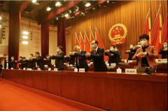握手禮改為“拱手禮”，五千年中華文明禮節(jié)，因?yàn)橐咔橐馔饣謴?fù)了？