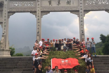 重慶百年集團(tuán)組織優(yōu)秀員工開展紅色之旅活動（