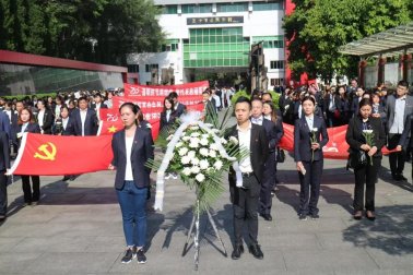 百年集團(tuán)舉行清明祭掃烈士陵園活動