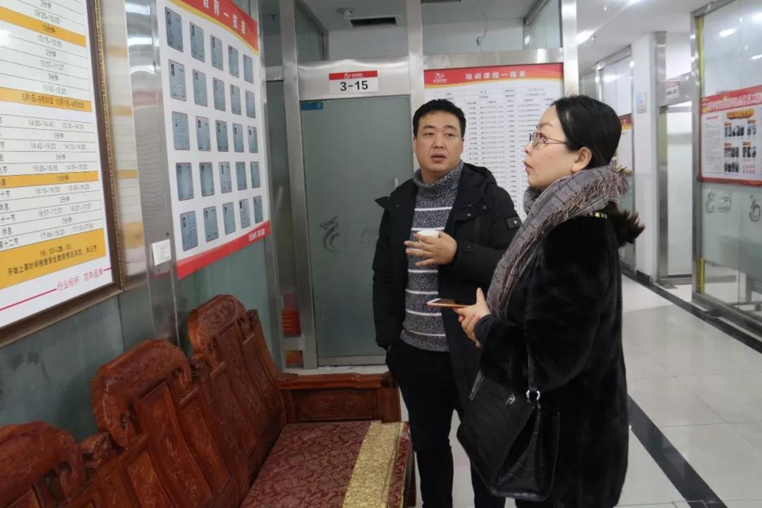 熱烈歡迎市教委交叉檢查組及區(qū)教委領(lǐng)導(dǎo)蒞臨百年教育指導(dǎo)工作！