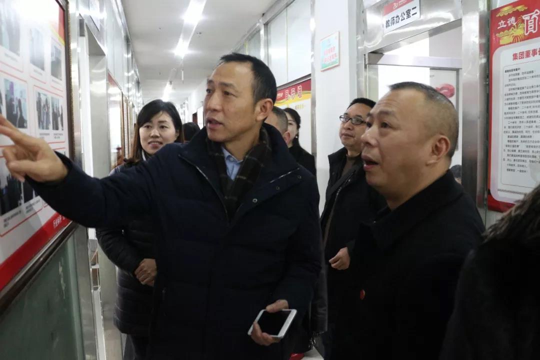 熱烈歡迎市教委交叉檢查組及區(qū)教委領(lǐng)導(dǎo)蒞臨百年教育指導(dǎo)工作！